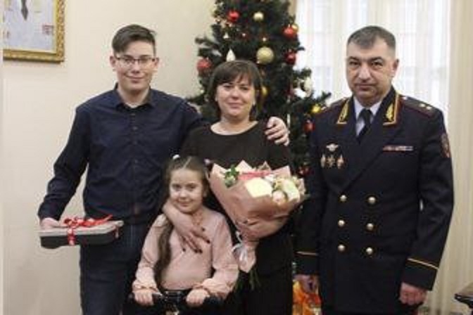 Главный саратовский полицейский исполнил новогодние мечты двух детей