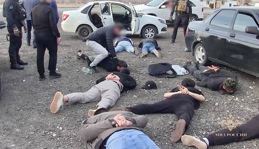 В Энгельсе осудили 33 участника ОПГ по легализации мигрантов