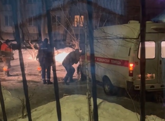 Жители Саратова выталкивали «скорую» из ледяной колеи