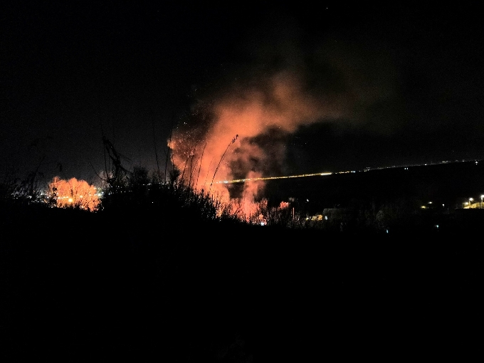 Пожарные тушили в Саратове два дома и магазин