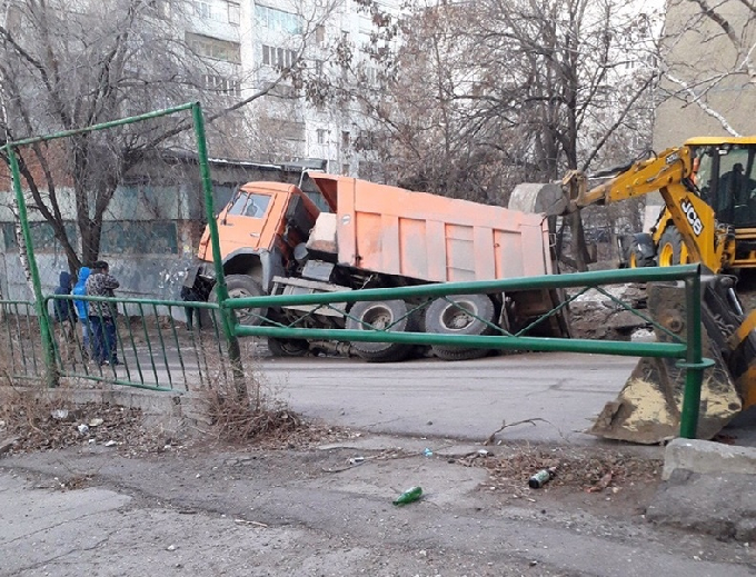В Саратове самосвал провалился в коммунальную яму