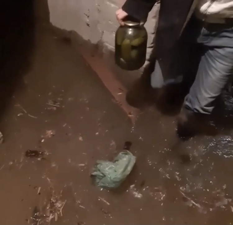 Подвал жилого дома в Саратове двое суток заливает водой