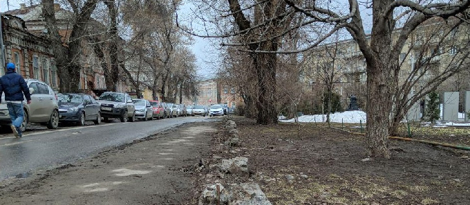 В Саратове похитили чугунную ограду сквера Первой учительницы