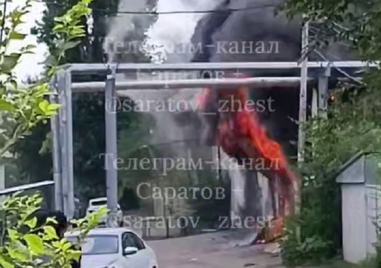 В Саратове 6 пожарных расчетов тушили двухэтажное здание