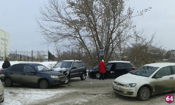 Рядом с перинатальным центром «Нива» протаранила «Гранту»