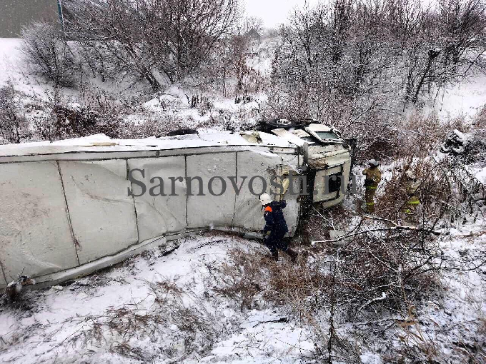 В Саратовской области из-за снегопада в овраг опрокинулась фура