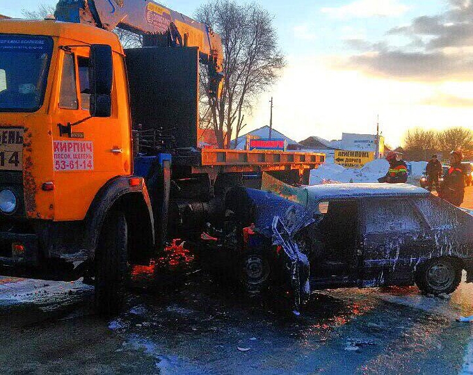Двое из «Лады» пострадали в аварии с грузовиком 