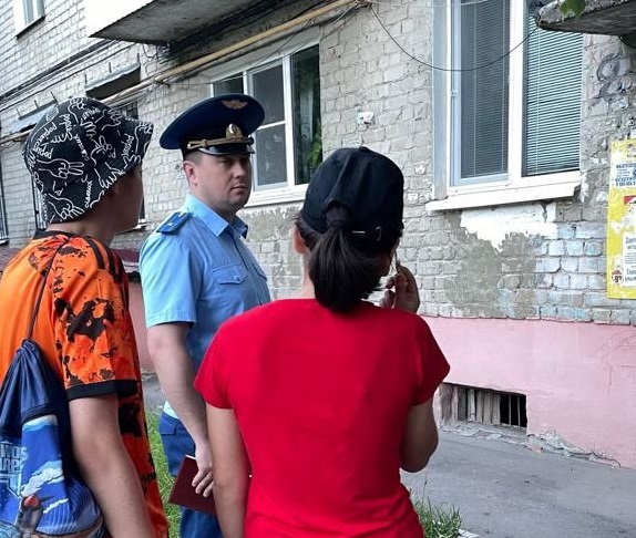 В Саратове ребенок травмировался при падении с козырька подъезда