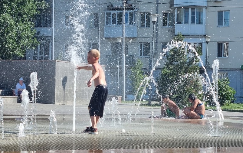 Саратовцы оценили бодрящий танец в фонтане