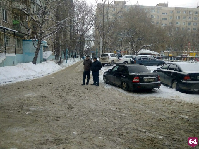 Губернатор потребовал убрать лёд во дворе дома на Университетской 