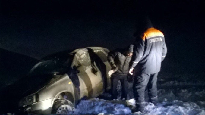 Спасатели вызволяли вылетевший в сугроб автомобиль 