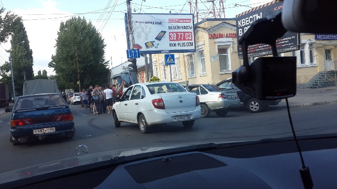 В Саратове 2 «Лады» не поделили перекресток