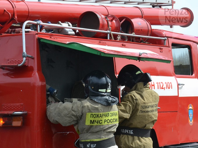 В Саратовской области крупный пожар уничтожил склад