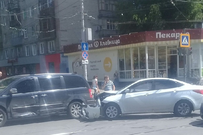 Автомобильная авария остановила трамваи в центре Саратова 