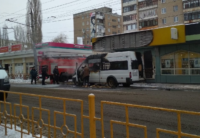 На проспекте Строителей сгорела маршрутка 