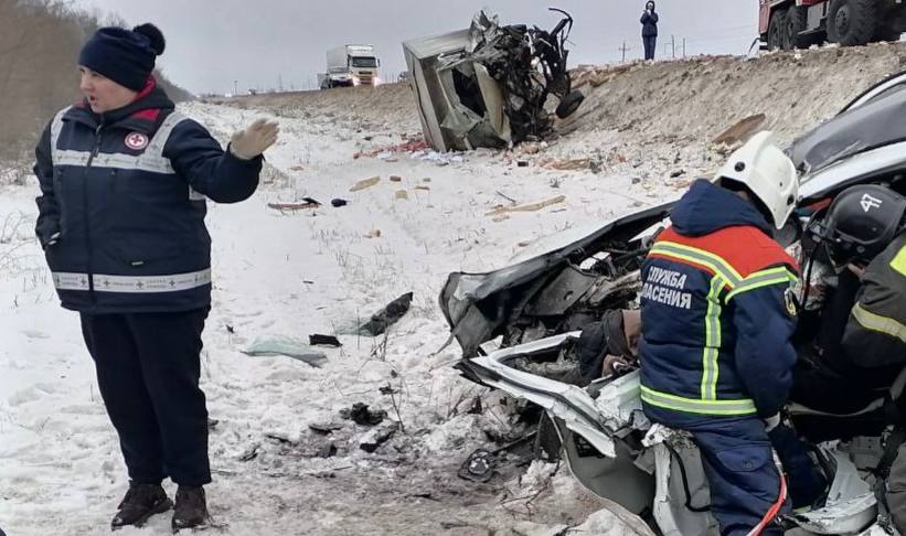 Четыре человека пострадали в массовой аварии под Саратовом