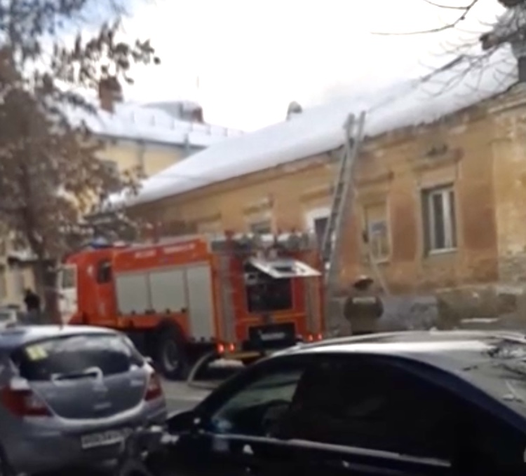В центре Саратова загорелся чердак жилого дома