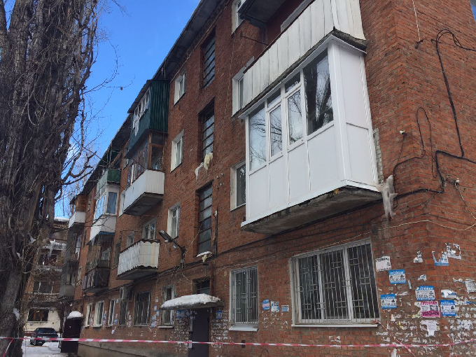 В Энгельсе глыба льда убила прохожего