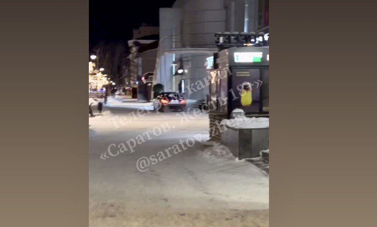 Саратовцев возмутил «Мерседес» у ресторана на пешеходной зоне