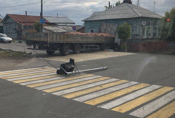 Грузовик с кирпичом снес светофор и протаранил дом
