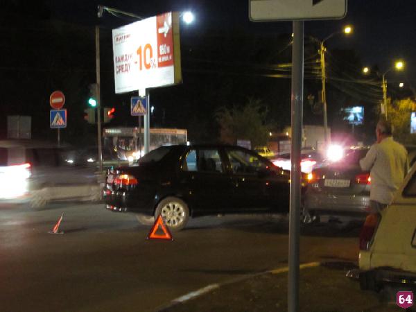 В Саратове на месте массового ДТП столкнулись 2 иномарки