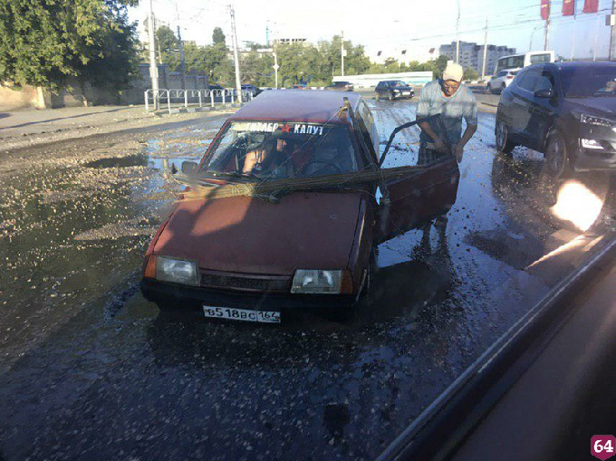 Ослепленный солнцем водитель провалился в дорожную яму