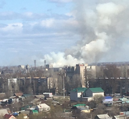 Летный городок заволокло дымом из-за возгорания камыша