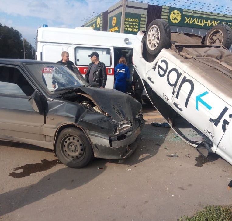 Под Саратовом такси перевернулось на крышу после ДТП