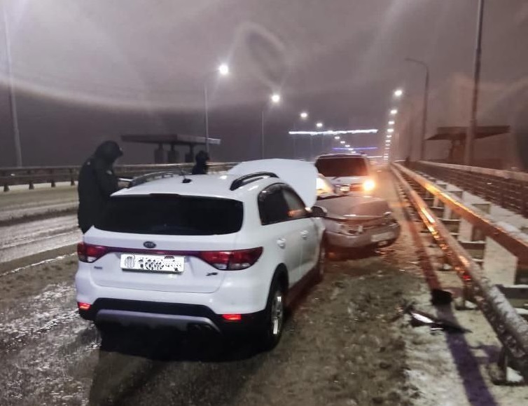 Саратовский мост не поделили две автоледи
