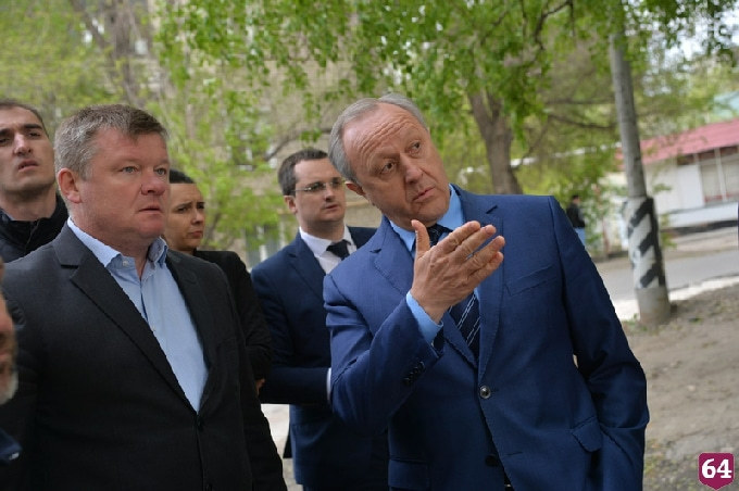 Радаев распорядился заасфальтировать подъезд к жилкомплексу Саратова