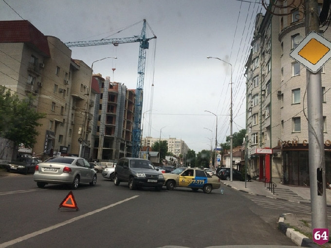 На Кутякова автомобиль службы такси протаранил внедорожник