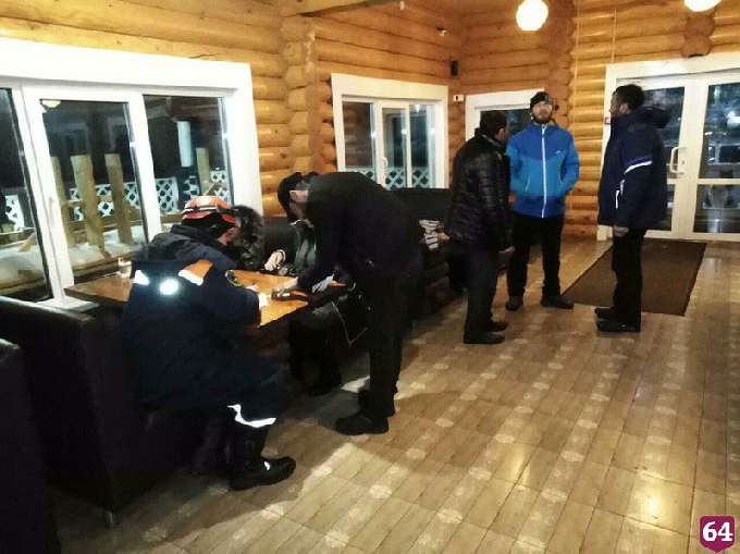 Спасатели эвакуировали застрявший автобус с иностранцами