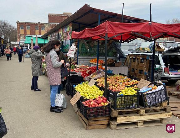 В Саратове горел ангар на рынке «Привоз»