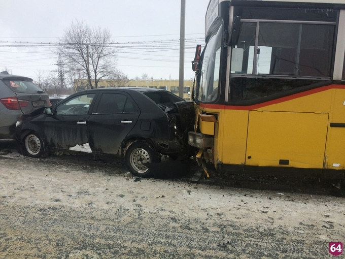 В массовом ДТП на окраине Саратова пострадала женщина