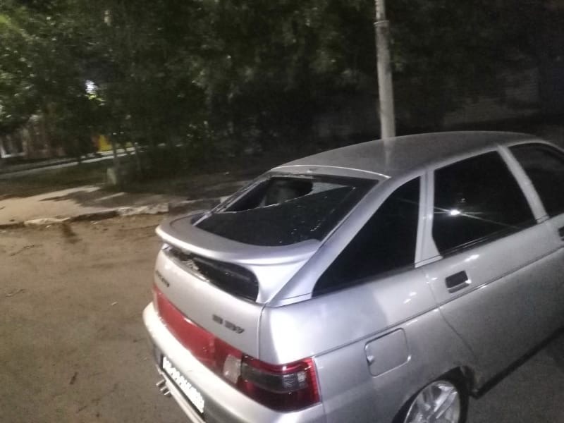 В Саратове недовольный клиент разбил стекла в такси