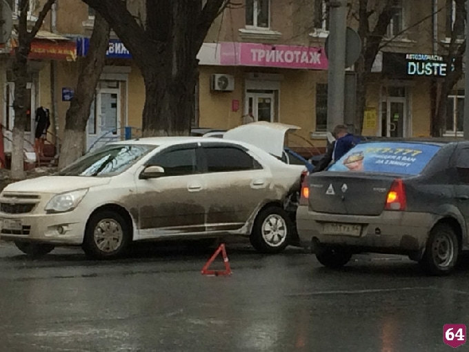 На проспекте Строителей таксист вылетел под знак и устроил ДТП 
