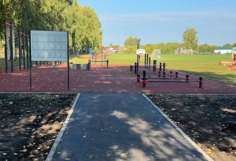К спортплощадкам на стадионе построили безопасный тротуар