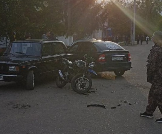 В массовом ДТП покалечились мотоциклист и 14-летняя пассажирка