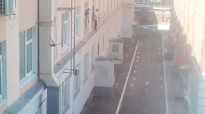 В Саратове заметили моющих окна без страховки студентов