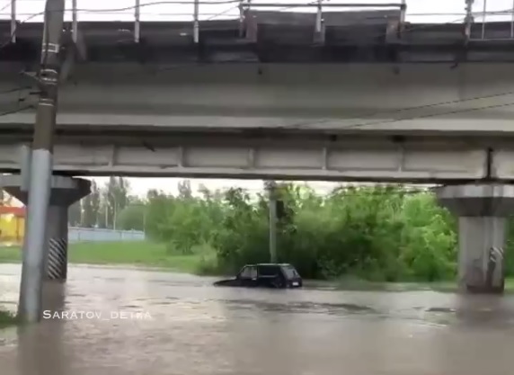 На затопленной улице Саратова внедорожник ушел под воду
