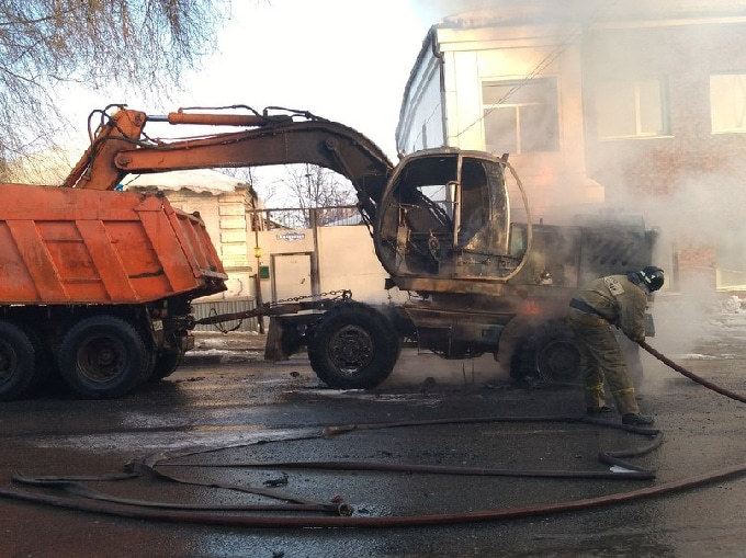 В Саратове на Мясницкой огонь уничтожил экскаватор 