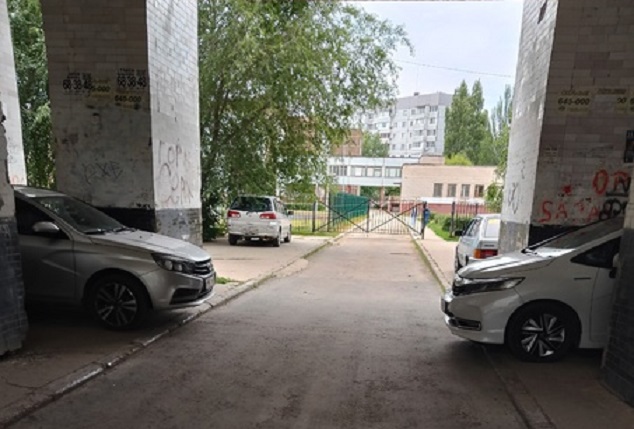 Автохамы оккупировали арку жилого дома