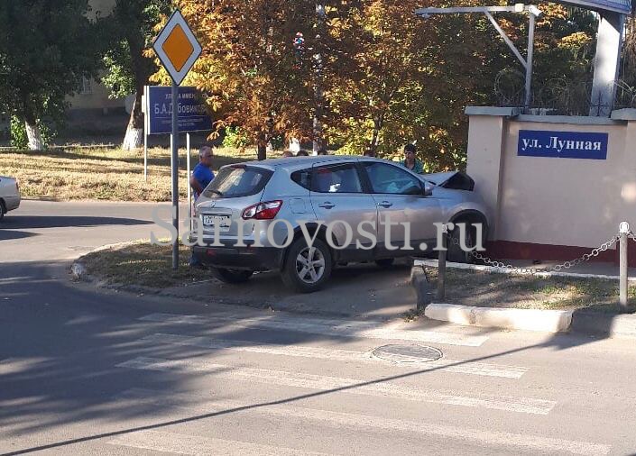 Водитель иномарки врезался в ограждение бюджетного учреждения в Саратове