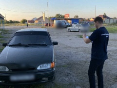 Молодые люди напали на полицейских у кафе и попали под статью