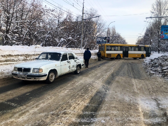ДТП с пассажирским автобусом блокировало проспект 50 лет Октября