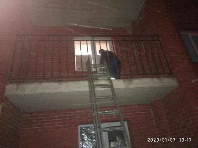 Спасатели вынесли уснувшего хозяина из задымленной квартиры