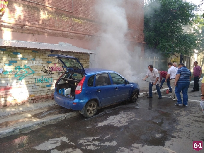 В центре Саратова очевидцы тушили горящий автомобиль