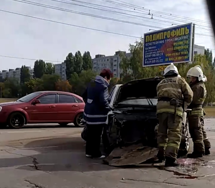 Водитель «Тойоты» попал в больницу после столкновения с «Шевроле»