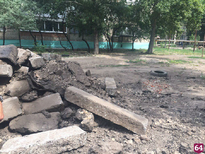 Губернатора возмутила работа подрядчика во дворе Энгельса