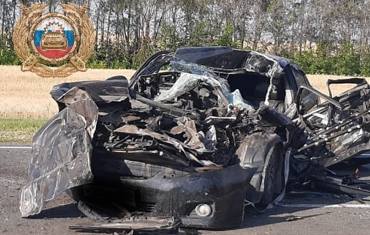 Под Саратовом «Тойоту» смяло в ДТП с грузовиком
